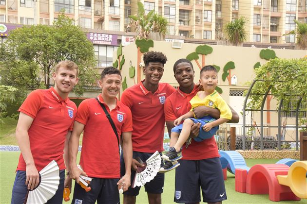 英格兰U19国家足球队到访棠外实验幼儿园