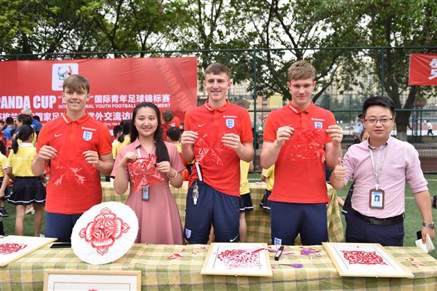 英格兰U19国家青年足球队到棠外交流访问