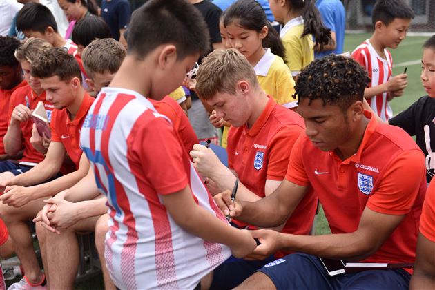 英格兰U19国家青年足球队到棠外交流访问