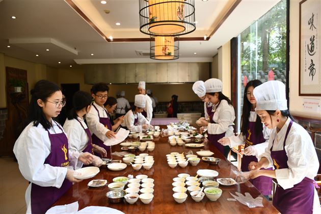 “Play with Chuançais”—— A Journey of International Department of Tangwai to the Mecca of Sichuan Culinary Art