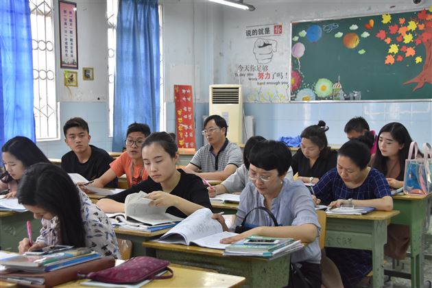 “随课微写”细讨论,集思广益妙生成——记棠外初一语文备课组“读写结合”校本教材研讨会