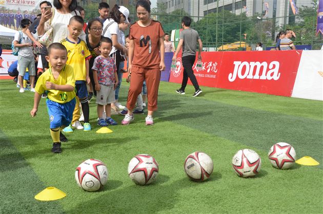棠外实验幼儿园完美亮相成都市幼儿足球嘉年华活动