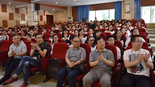 生命以痛吻我我要报之以歌——棠外成功举办第十期修身大讲堂活动·《我们长大啦》阅读分享会