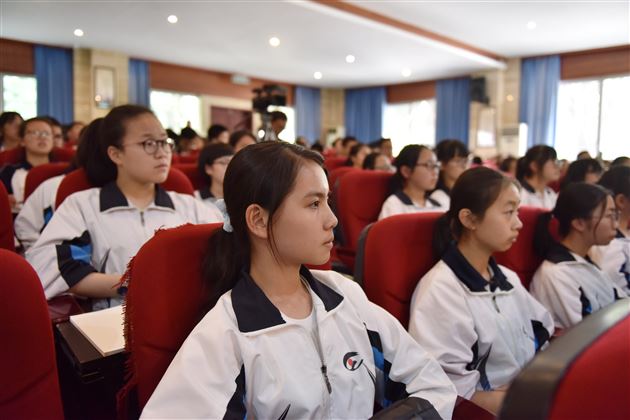 生命以痛吻我我要报之以歌——棠外成功举办第十期修身大讲堂活动·《我们长大啦》阅读分享会