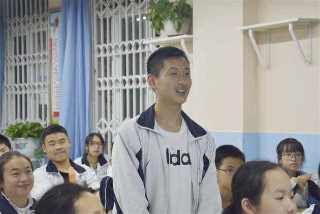 铭记,崇尚,捍卫,学习——棠外初2017级6班开展“崇尚英雄精忠报国”主题班会