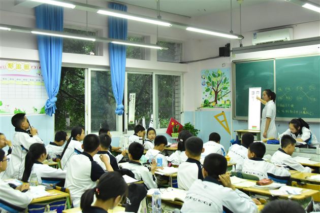 “目”浴阳光预防近视--记全国“爱眼日”进校园活动