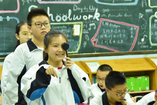 “目”浴阳光预防近视--记全国“爱眼日”进校园活动