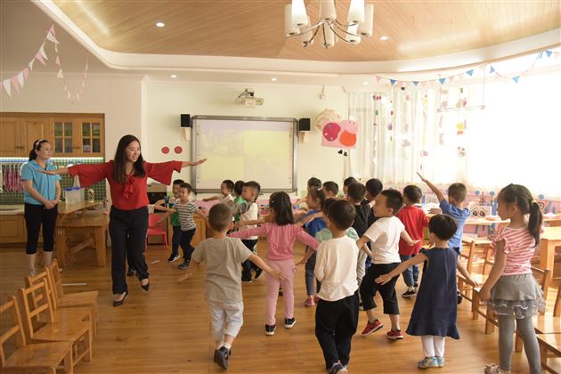 和爸爸妈妈一起过“六一”——记棠外实验幼儿园家长进课堂活动