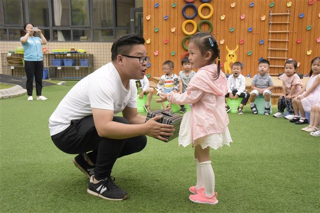和爸爸妈妈一起过“六一”——记棠外实验幼儿园家长进课堂活动