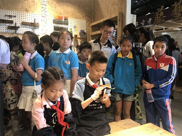 棠外附小师生代表参加成都市第十二届中小学艺术节美术展评及工作坊展示活动