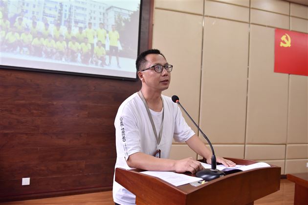 我校举行高中男子足球队高三队员毕业典礼