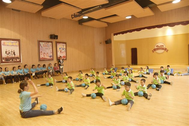 幼儿体育专家陶宏莅临棠外实验幼儿园指导早操编排