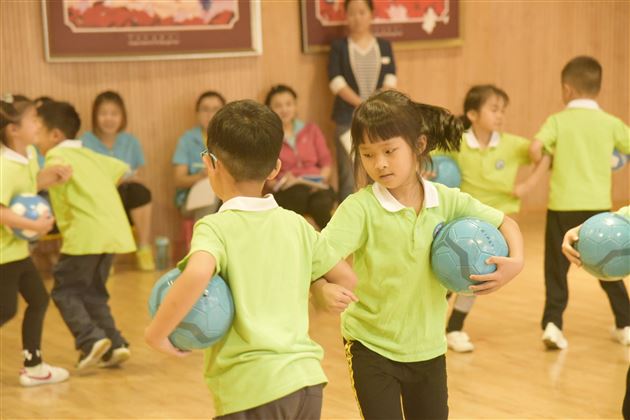 幼儿体育专家陶宏莅临棠外实验幼儿园指导早操编排