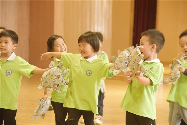 幼儿体育专家陶宏莅临棠外实验幼儿园指导早操编排