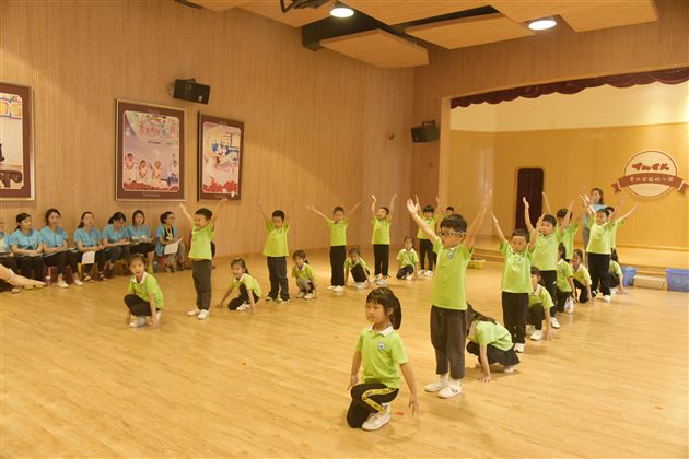 幼儿体育专家陶宏莅临棠外实验幼儿园指导早操编排