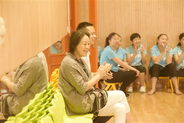 幼儿体育专家陶宏莅临棠外实验幼儿园指导早操编排