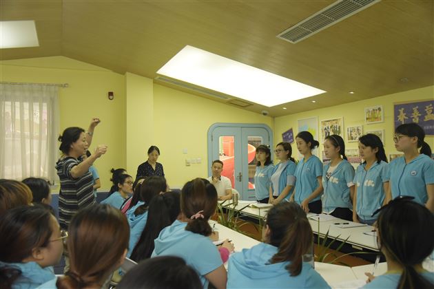 幼儿体育专家陶宏莅临棠外实验幼儿园指导早操编排
