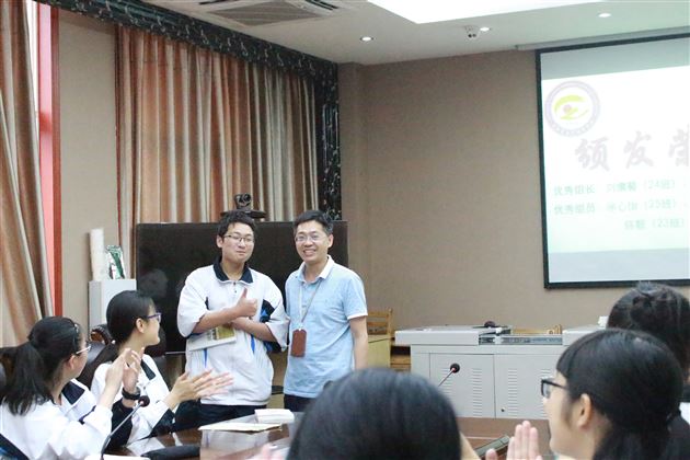 服务同学,成长自我——记棠外高2018级延伸拓展班年级自主管理委员总结暨表彰大会