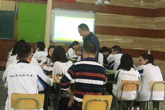 时政面对面专家进课堂高考冲冲冲——我校高中政治教研组举行研讨活动