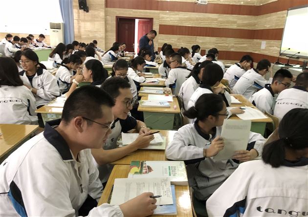 时政面对面专家进课堂高考冲冲冲——我校高中政治教研组举行研讨活动