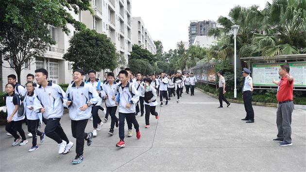 生命可贵防患未然——棠外师生开展公寓紧急逃生疏散演练
