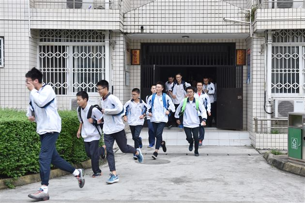 生命可贵防患未然——棠外师生开展公寓紧急逃生疏散演练