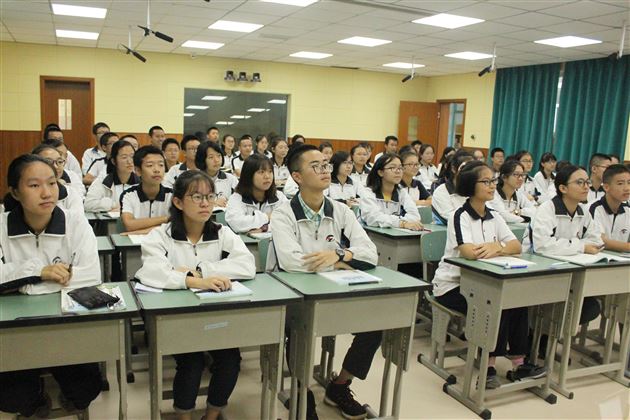 破冰之旅:寻学科融合探生涯规划——我校举办成都市高中政治继续教育菜单培训暨政治学科渗透生涯教育研讨活动