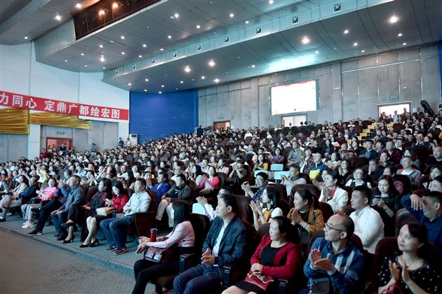 家校共育共进助力高三梦想——我校高2016级召开高三家长会暨9月月考表彰大会
