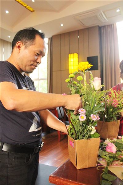 我看见春天写在老师们的明眸里——记我校高中部“女教职工心灵成长体验活动”