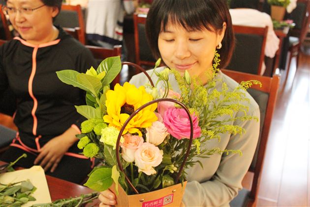 我看见春天写在老师们的明眸里——记我校高中部“女教职工心灵成长体验活动”