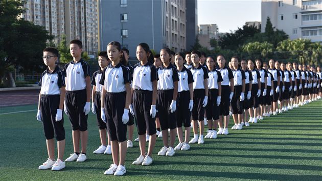 我校初中部举行第15届班级队列队形及会操比赛