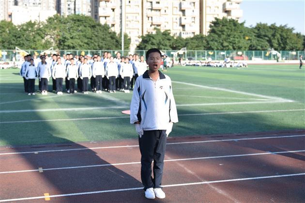 我校初中部举行第15届班级队列队形及会操比赛