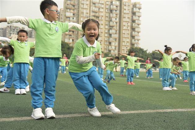 活力一家亲一起跑出“趣”——棠外实验幼儿园“快乐棠宝伴爱飞翔”趣跑活动