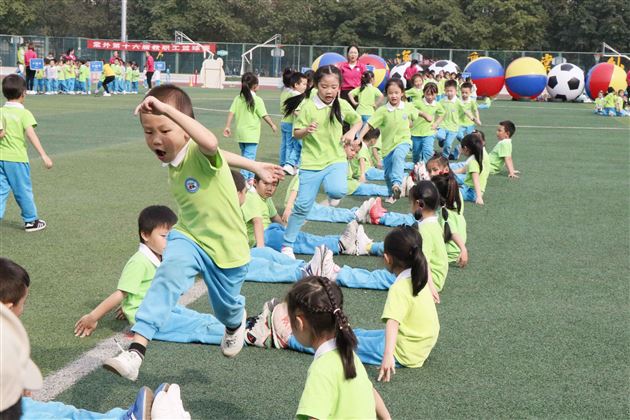 活力一家亲一起跑出“趣”——棠外实验幼儿园“快乐棠宝伴爱飞翔”趣跑活动