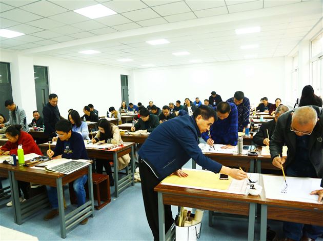高中部教师郭彦飞为农村书法教师作讲座