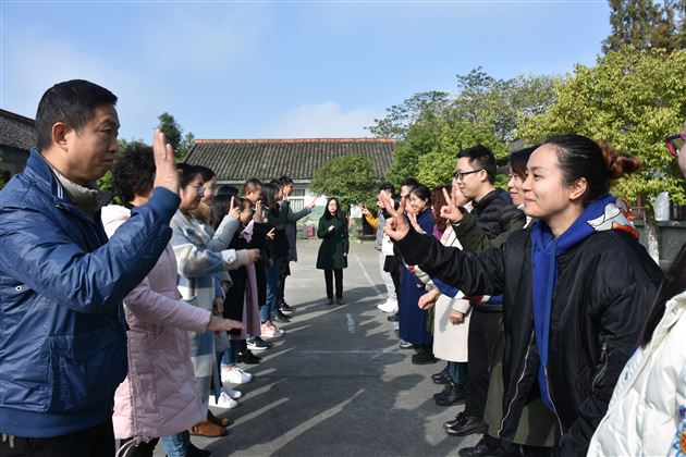 游戏助力现场解惑——记初2017级举行班主任培训活动