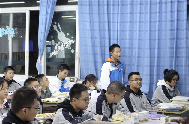 高2018级开展“学习劳模精神”主题班会课——高中部系列学习活动(三)