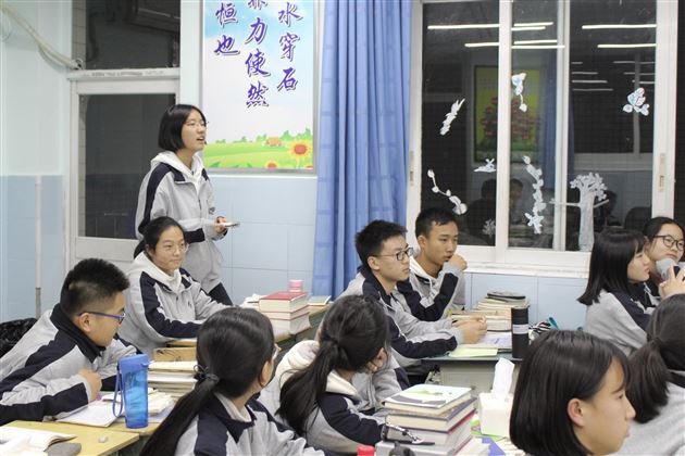 高2018级开展“学习劳模精神”主题班会课——高中部系列学习活动(三)