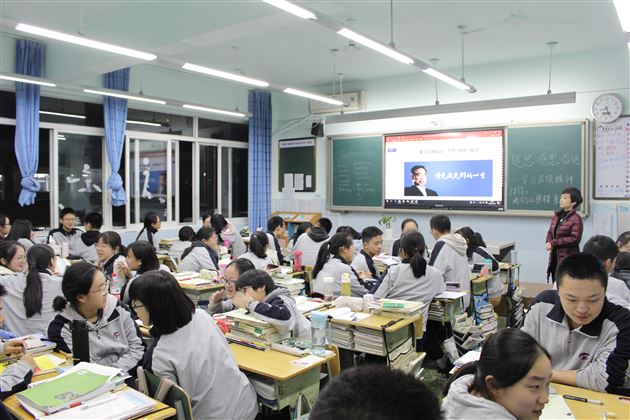 高2018级开展“学习劳模精神”主题班会课——高中部系列学习活动(三)