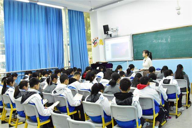 三尺讲台展功夫交流研讨促提升——巴中棠湖外国语学校音、体、美教师来我校参观交流