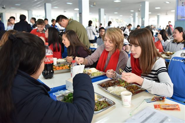 以中文为媒 通友谊之桥——记美国孔子学院校友走进棠外