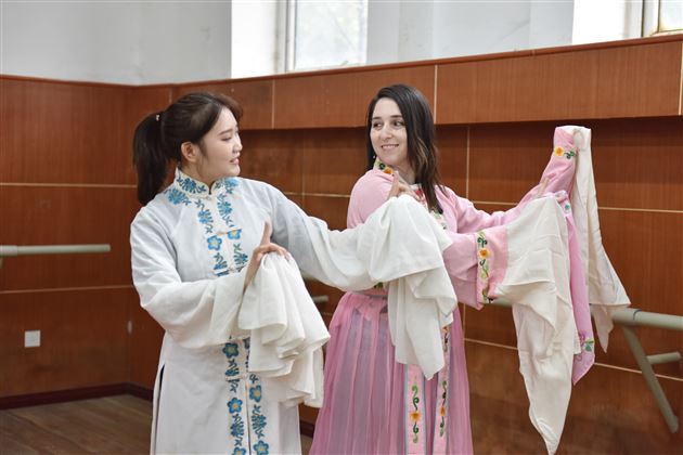 以中文为媒 通友谊之桥——记美国孔子学院校友走进棠外
