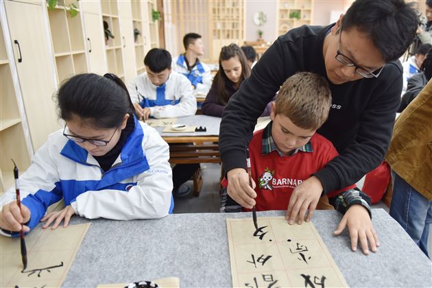 以中文为媒 通友谊之桥——记美国孔子学院校友走进棠外