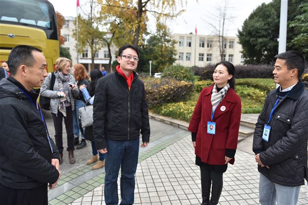 以中文为媒 通友谊之桥——记美国孔子学院校友走进棠外