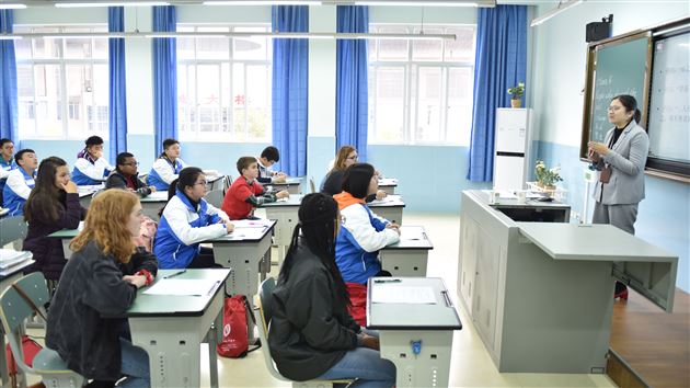 以中文为媒 通友谊之桥——记美国孔子学院校友走进棠外