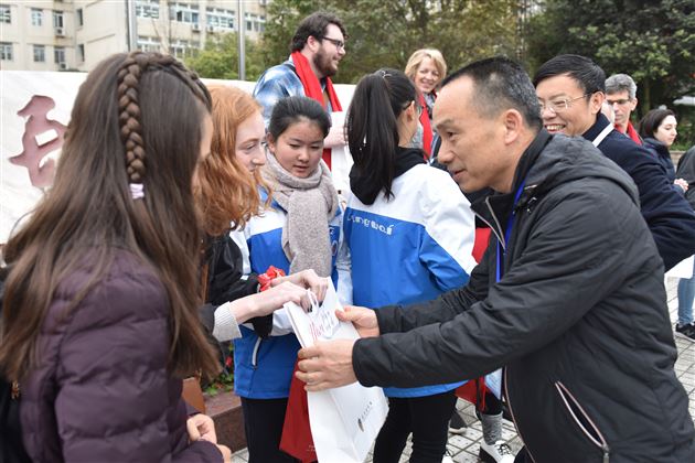 以中文为媒 通友谊之桥——记美国孔子学院校友走进棠外