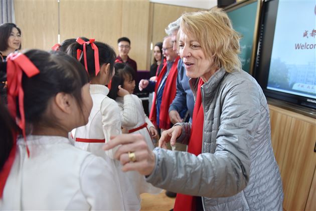 以中文为媒 通友谊之桥——记美国孔子学院校友走进棠外