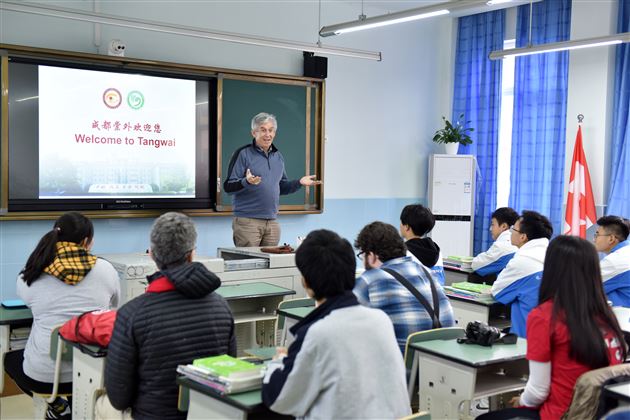 以中文为媒 通友谊之桥——记美国孔子学院校友走进棠外