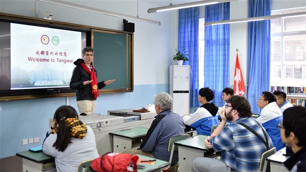以中文为媒 通友谊之桥——记美国孔子学院校友走进棠外
