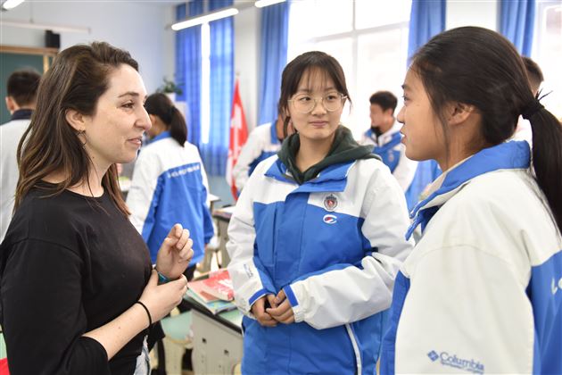 以中文为媒 通友谊之桥——记美国孔子学院校友走进棠外